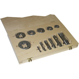 MASCHI CORTI E MASCHI A MANO IN ASSORTIMENTO Contenuto:<br>1 pz. maschio Art. 9092 E poll. 1/8<br>1 pz. per misura maschi Art. 9092 R poll. 1/4-3/8-1/2-3/4-1<br>1 pz. per misura filiere Art. 9368 G poll. 1/8-1/4-3/8-1/2-3/4-1<br>In cassetta. threading bits and hand taps in sets 9093V