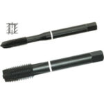 MASCHI A MACCHINA CON COLLARINI COLORATI AD ALTA EFFICIENZA Gambo rinforzato (da mm 12, gambo passante), imbocco corretto per fori passanti.<br>Filettatura: Metrica - Passo grosso M - DIN 13 (DIN 371/376).<br>Uso destro.<br>Per tutti i tipi di acciai INOX e acciai a truciolo lungo con R fino a 1000 N/mm². taps with coloured rings 9272GL 4