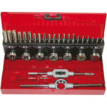 UTENSILI PER FILETTARE IN ASSORTIMENTO Contenuto:<br>1 serie per misura maschi a mano in HSS - Art. 9401 G M 3-4-5-6-8-10-12<br>1 pz. per misura filiere in HSS - Ø mm 25x9 M 3-4-5-6-8-10-12<br>1 giramaschi regolabile Gr. 1 1/2<br>1 portafiliere Ø mm 25x9".<br>In cassetta. complete taps and dies sets 9407GS