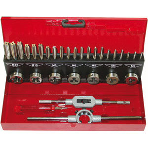 UTENSILI PER FILETTARE IN ASSORTIMENTO Contenuto:<br>1 serie per misura maschi a mano in HSS - Art. 9401 G M 3-4-5-6-8-10-12<br>1 pz. per misura filiere in HSS - Ø mm 25x9 M 3-4-5-6-8-10-12<br>1 giramaschi regolabile Gr. 1 1/2<br>1 portafiliere Ø mm 25x9".<br>In cassetta. complete taps and dies sets 9407GS