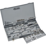 UTENSILI PER FILETTARE IN ASSORTIMENTO Contenuto: <br>1 serie per misura maschi a mano in HSS M 3-4-5-6-8-10-12<br>1 serie per misura filiere in HSS M 3-4-5-6-8-10-12<br>1 pz. per misura punte in HSS da mm 2,5-3,3-4,2-5-6,8-8,5-10,2<br>1 pz. per misura giramaschi regolabili Gr. 1 e 2<br>1 pz. per misura portafiliere Ø mm 20x5-20x7-25x9-30x11-38x14.<br>In robusta cassetta con impugnatura di trasporto. complete taps and dies sets 9407GT