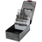 UTENSILI PER FILETTARE IN ASSORTIMENTO Contenuto:<br>1 serie per misura maschi a mano in HSS M 3-4-5-6-8-10-12<br>1 pz. per misura punte in HSS da mm 2,5-3,3-4,2-5-6,8-8,5-10,2<br>1 giramaschi regolabile Gr. 1 1/2.<br>In cassetta. complete taps and dies sets 9408GE