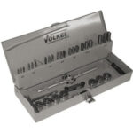 UTENSILI PER FILETTARE IN ASSORTIMENTO Contenuto:<br>1 serie per misura maschi a mano in HSS M 3-4-5-6-8-10-12<br>1 pz. per misura filiere in HSS - Ø mm 25x9 da M 3-4-5-6-8-10-12<br>1 giramaschi regolabile Gr. 1 1/2<br>1 portafiliere Ø mm 25x9<br>1 giramaschi a cricchetto per maschi M 3-10.<br>In cassetta. complete taps and dies sets 9408GH