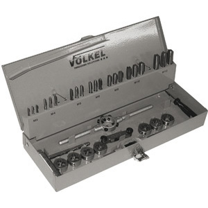 UTENSILI PER FILETTARE IN ASSORTIMENTO Contenuto:<br>1 serie per misura maschi a mano in HSS M 3-4-5-6-8-10-12<br>1 pz. per misura filiere in HSS - Ø mm 25x9 da M 3-4-5-6-8-10-12<br>1 giramaschi regolabile Gr. 1 1/2<br>1 portafiliere Ø mm 25x9<br>1 giramaschi a cricchetto per maschi M 3-10.<br>In cassetta. complete taps and dies sets 9408GH