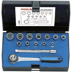 CHIAVI A BUSSOLA IN SERIE Contenuto 14 utensili. <br>Composizione:<br>12 bussole poligonali Art. 941 RAB mm 4 - 4,5 - 5 - 5,5 - 6 - 7 - 8 - 9 - 10 - 11 - 12 - 13<br>1 prolunga Art. 942 E mm 100<br>1 leva a cricco con disco Art. 942 T<br>Assortimento completo. sockets sets 940GA