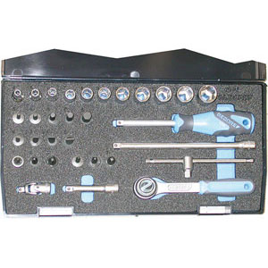 CHIAVI A BUSSOLA IN SERIE Contenuto 32 utensili. <br>Composizione:<br>11 bussole esagonali Art. 941 RA mm 4 - 5 - 6 - 7 - 8 - 9 - 10 - 11 - 12 - 13 - 14<br>1 portabussole con manico plastica Art. 942 P<br>1 leva scorrevole Art. 942 G mm 115<br>1 prolunga Art. 942 E mm 150<br>1 prolunga Art. 942 E mm 50<br>1 leva a cricco, con disco, Art. 942 T mm 127<br>1 snodo a cardano Art. 942 H<br>4 bussole a giravite taglio diritto Art. 941 RB mm 4 - 5,5 - 6,5 - 8<br>3 bussole a giravite taglio a croce PH Art. 941 RC 1 - 2 - 3<br>3 bussole a giravite taglio a croce POZIDRIV Art. 941 RD 1 - 2 - 3<br>5 bussole ad esagono Art. 941 RF mm 3 - 4 - 5 - 6 - 8<br>Assortimento completo. sockets sets 941GC