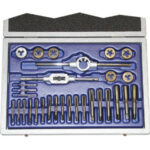 MASCHI E FILIERE STANDARD IN ACCIAIO AL CROMO Contenuto:<br>1 pz. per misura maschi al CROMO - Art. 9410 mm 3-4-5-6-8-10-12<br>1 pz. per misura filiere al CROMO - Art. 9430 tipo 3-4-5-6-8-10-12<br>1 giramaschi estensibile Gr. 1.1/2<br>1 portafiliere Ø mm 25,4 chrome steel taps and dies 9440