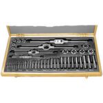 MASCHI E FILIERE STANDARD IN ACCIAIO AL CROMO Contenuto:<br>1 serie per misura maschi al CROMO - Art. 9410 mm 3-4-5-6-8-10-12-14-16-18<br>1 pz. per misura filiere al CROMO - Art. 9430 tipo 3-4-5-6-8-10A-12-14-16-18<br>1 pz. per misura giramaschi estensibili Gr. 1 e 3<br>1 pz. per misura portafiliere Ø mm 25,4 e 38,1. chrome steel taps and dies 9448