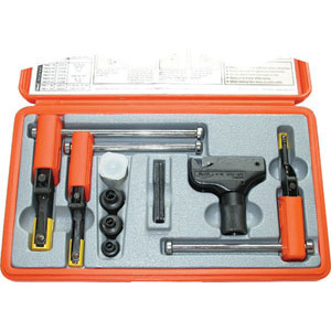 RAVVIVAFILETTI UNIVERSALI IN ASSORTIMENTO Contenuto:<br>1 ravvivafiletti per filettature esterne Art. 9457 GA <br>1 coppia coltelli di ricambio Art. O9457 GA<br>1 ravvivafiletti per filettature interne Art. 9458 GA <br>1 ravvivafiletti per filettature interne Art. 9458 GB<br>1 ravvivafiletti per filettature interne Art. 9458 GC<br>1 lama di ricambio Art. O9458 GA <br>1 lama di ricambio Art. O9458 GB<br>1 lama di ricambio Art. O9458 GC universal adjustable thread restorer sets 9459GE