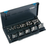 INSERTI FILETTATI IN ACCIAIO INOX Contenuto:<br>10 pz per misura inserti Art. 9500 G 5x0,8/6x1/8x1,25/10x1,5/12x1,75<br>5 pz punte in HSS mm 5,2/6,3/8,3/10,4/12,4 attacco esag. 1/4 (C 6,3)<br>5 pz maschi in HSSG M 5x0,8/6x1/8x1,25/10x1,5/12x1,75 attacco esag. 1/4 (C 6,3)<br>5 pz ut. applicatori Art. 9502 GAR Gr. 5/6/8/10/12<br>5 pz ut. troncatori per inserti 5x0,8/6x1/8x1,25/10x1,5/12x1,75 attacco esag. 1/4 (C 6,3)<br>1 pz. mandrino, con ghiera scorrevole, attacco esag. 1/4 (E 6,3) per utensili attacco esag. 1/4 (C 6,3)<br>In cassetta. thread inserts in stainless steel 9504R