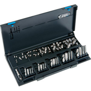 INSERTI FILETTATI IN ACCIAIO INOX Contenuto:<br>10 pz per misura inserti Art. 9500 G 5x0,8/6x1/8x1,25/10x1,5/12x1,75<br>5 pz punte in HSS mm 5,2/6,3/8,3/10,4/12,4 attacco esag. 1/4 (C 6,3)<br>5 pz maschi in HSSG M 5x0,8/6x1/8x1,25/10x1,5/12x1,75 attacco esag. 1/4 (C 6,3)<br>5 pz ut. applicatori Art. 9502 GAR Gr. 5/6/8/10/12<br>5 pz ut. troncatori per inserti 5x0,8/6x1/8x1,25/10x1,5/12x1,75 attacco esag. 1/4 (C 6,3)<br>1 pz. mandrino, con ghiera scorrevole, attacco esag. 1/4 (E 6,3) per utensili attacco esag. 1/4 (C 6,3)<br>In cassetta. thread inserts in stainless steel 9504R