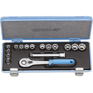 CHIAVI A BUSSOLA IN SERIE Contenuto 16 utensili.<br>Composizione:<br>14 bussole esagonali Art. 952 RA mm 6 - 7 - 8 - 9 - 10 - 11 - 12 - 13 - 14 - 15 - 16 - 17 - 18 - 19<br>1 prolunga Art. 953 E mm 125<br>1 leva a cricco con levetta, sgancio rapido, Art. 953 T mm 200<br>Assortimento completo. sockets sets 950GA