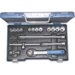 CHIAVI A BUSSOLA IN SERIE Contenuto 17 utensili.<br>Composizione:<br>12 bussole poligonali Art. 952 RB mm 6 - 7 - 8 - 9 - 10 - 11 - 13 - 14 - 15 - 16 - 17 - 19<br>1 leva a cricco con disco, Art. 953 S mm 200<br>1 leva scorrevole Art. 953 H mm 160<br>1 prolunga Art. 953 E mm 125<br>1 prolunga Art. 953 F mm 250<br>1 snodo a cardano Art. 953 I <br>Assortimento completo. sockets  sets 950GF