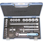 CHIAVI A BUSSOLA IN SERIE Contenuto 22 utensili.<br>Composizione:<br>17 bussole poligonali Art. 952 RB mm 6 - 7 - 8 - 9 - 10 - 11 - 12 - 13 - 14 - 15 - 16 - 17 - 18 - 19 - 20 - 21 - 22<br>1 leva scorrevole Art. 953 H mm 160<br>1 prolunga Art. 953 E mm 125<br>1 prolunga Art. 953 F mm 250<br>1 leva a cricco con disco, Art. 953 S mm 200<br>1 snodo a cardano Art. 953 I<br>Assortimento completo. sockets  sets 951G