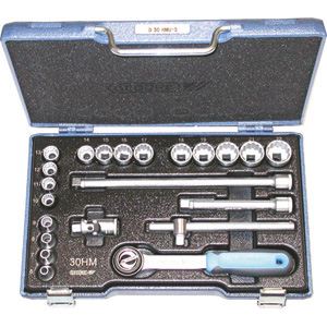 CHIAVI A BUSSOLA IN SERIE Contenuto 22 utensili.<br>Composizione:<br>17 bussole poligonali Art. 952 RB mm 6 - 7 - 8 - 9 - 10 - 11 - 12 - 13 - 14 - 15 - 16 - 17 - 18 - 19 - 20 - 21 - 22<br>1 leva scorrevole Art. 953 H mm 160<br>1 prolunga Art. 953 E mm 125<br>1 prolunga Art. 953 F mm 250<br>1 leva a cricco con disco, Art. 953 S mm 200<br>1 snodo a cardano Art. 953 I<br>Assortimento completo. sockets sets 951G