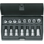 CHIAVI A BUSSOLA IN SERIE Per viti con impronta interna/esterna TORX.<br>Contenuto 15 utensili.<br>Composizione:<br>7 bussole Art. 952 RV 20 - 25 - 27 - 30 - 40 - 45 - 50<br>8 bussole Art. 952 ST 5 - 6 - 7 - 8 - 10 - 11 - 12 - 14<br>Assortimento completo. sockets  sets 952M