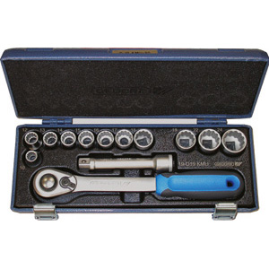 CHIAVI A BUSSOLA IN SERIE Contenuto 13 utensili.<br>Composizione:<br>11 bussole poligonali Art. 969 RB mm 10 - 12 - 13 - 14 - 15 - 16 - 17 - 18 - 19 - 22 - 24<br>1 prolunga Art. 970 RF mm 125<br>1 leva a cricco con levetta, sgancio rapido, Art. 970 RTB mm 270<br>Assortimento completo. sockets sets 957GB