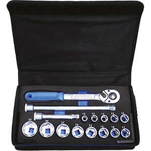 CHIAVI A BUSSOLA IN SERIE Contenuto 16 utensili.<br>Composizione:<br>13 bussole per uso MM/POLL Art. 969 RBC mm 10 (3/8") - 12 - 13 (1/2") - 15 (19/32") - 16 (5/8") - 17 - 18 (11/16") - 19 (3/4") - 22 - 24 (15/16") - 27 (1.1/16") - 30 (1.3/16") - 32 (1.1/4")<br>2 prolunghe Art. 970 RF 125 e 250<br>1 leva a cricco con levetta, sgancio rapido, Art. 970 RT mm 270<br>Assortimento completo. sockets sets 957GF