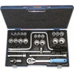 CHIAVI A BUSSOLA IN SERIE Contenuto 25 utensili.<br>Composizione:<br>19 bussole poligonali Art. 969 RB mm 10 - 11 - 12 - 13 - 14 - 15 - 16 - 17 - 18 - 19 - 21 - 22 - 23 - 24 - 26 - 27 - 28 - 30 - 32<br>1 leva a girabecchino Art. 970 RC mm 395<br>1 leva a cricco con levetta, sgancio rapido, Art. 970 RT<br>1 leva scorrevole Art. 970 RH mm 290<br>1 prolunga Art. 970 RF mm 125<br>1 prolunga Art. 970 RF mm 250<br>1 snodo a cardano Art. 970 RI<br>Assortimento completo. sockets  sets 968G