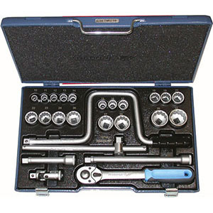 CHIAVI A BUSSOLA IN SERIE Contenuto 25 utensili.<br>Composizione:<br>19 bussole poligonali Art. 969 RB mm 10 - 11 - 12 - 13 - 14 - 15 - 16 - 17 - 18 - 19 - 21 - 22 - 23 - 24 - 26 - 27 - 28 - 30 - 32<br>1 leva a girabecchino Art. 970 RC mm 395<br>1 leva a cricco con levetta, sgancio rapido, Art. 970 RT<br>1 leva scorrevole Art. 970 RH mm 290<br>1 prolunga Art. 970 RF mm 125<br>1 prolunga Art. 970 RF mm 250<br>1 snodo a cardano Art. 970 RI<br>Assortimento completo. sockets sets 968G