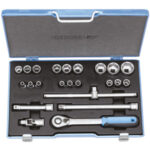 CHIAVI A BUSSOLA IN SERIE Contenuto 23 utensili.<br>Composizione:<br>18 bussole esagonali Art. 969 RA mm 8 - 9 - 10 - 11 - 12 - 13 - 14 - 15 - 16 - 17 - 18 - 19 - 21 - 22 - 24 - 27 - 30 - 32<br>1 leva a cricco con levetta, sgancio rapido, Art. 970 RTB<br>1 leva scorrevole Art. 970 RH mm 290<br>1 prolunga Art. 970 RF mm 125<br>1 prolunga Art. 970 RF mm 250<br>1 snodo a cardano Art. 970 RI<br>Assortimento completo. sockets  sets 968GL