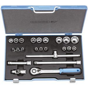 CHIAVI A BUSSOLA IN SERIE Contenuto 23 utensili.<br>Composizione:<br>18 bussole esagonali Art. 969 RA mm 8 - 9 - 10 - 11 - 12 - 13 - 14 - 15 - 16 - 17 - 18 - 19 - 21 - 22 - 24 - 27 - 30 - 32<br>1 leva a cricco con levetta, sgancio rapido, Art. 970 RTB<br>1 leva scorrevole Art. 970 RH mm 290<br>1 prolunga Art. 970 RF mm 125<br>1 prolunga Art. 970 RF mm 250<br>1 snodo a cardano Art. 970 RI<br>Assortimento completo. sockets sets 968GL