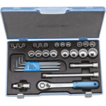 CHIAVI A BUSSOLA IN SERIE Contenuto 32 utensili.<br>Composizione:<br>20 bussole poligonali Art. 969 RB in poll: 5/16 - 11/32 - 3/8 -13/32 - 7/16 - 1/2 - 9/16 - 19/32 - 5/8 - 11/16 - 3/4 - 25/32 - 13/16 - 7/8 - 15/16 - 1 - 1.1/16 - 1.1/8 - 1.3/16 - 1.1/4<br>8 chiavi per esagoni interni, in supporto, da poll. 5/64 - 3/32 - 1/8 - 5/32 - 3/16 - 7/32 - 1/4 - 5/16<br>1 leva a cricco con levetta, sgancio rapido, Art. 970 RTB mm 270<br>1 prolunga Art. 970 RF mm 125<br>1 prolunga Art. 970 RF mm 250<br>1 snodo a cardano Art. 970 RI<br>Assortimento completo. sockets  sets 969GA