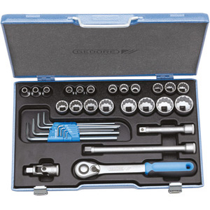 CHIAVI A BUSSOLA IN SERIE Contenuto 32 utensili.<br>Composizione:<br>20 bussole poligonali Art. 969 RB in poll: 5/16 - 11/32 - 3/8 -13/32 - 7/16 - 1/2 - 9/16 - 19/32 - 5/8 - 11/16 - 3/4 - 25/32 - 13/16 - 7/8 - 15/16 - 1 - 1.1/16 - 1.1/8 - 1.3/16 - 1.1/4<br>8 chiavi per esagoni interni, in supporto, da poll. 5/64 - 3/32 - 1/8 - 5/32 - 3/16 - 7/32 - 1/4 - 5/16<br>1 leva a cricco con levetta, sgancio rapido, Art. 970 RTB mm 270<br>1 prolunga Art. 970 RF mm 125<br>1 prolunga Art. 970 RF mm 250<br>1 snodo a cardano Art. 970 RI<br>Assortimento completo. sockets sets 969GA