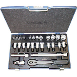 CHIAVI A BUSSOLA IN SERIE Contenuto 27 utensili. <br>Composizione:<br>12 bussole poligonali Art. 969 RB mm 10 - 11 - 12 - 13 - 14 - 15 - 17 - 19 - 22 - 24 - 27 - 30<br>1 leva a cricco con levetta, sgancio rapido, Art. 970 RT mm 270<br>1 prolunga Art. 970 RF mm 125<br>1 prolunga Art. 970 RF mm 250<br>1 snodo a cardano Art. 970 RI<br>7 bussole con esagono esterno Art. 969 RV mm 5 - 6 - 7 - 8 - 10 - 12 - 14<br>2 bussole a giravite taglio diritto Art. 969 RD mm 8 - 10<br>2 bussole a giravite a croce PH Art. 969 RF 2 - 3<br>Assortimento completo. sockets sets 969GD