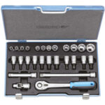 CHIAVI A BUSSOLA IN SERIE Contenuto 27 utensili.<br>Composizione:<br>12 bussole esagonali Art. 969 RA mm 10 - 11 - 12 - 13 - 14 - 15 - 17 - 19 - 22 - 24 - 27 - 30<br>1 leva a cricco con levetta, sgancio rapido, Art. 970 RT mm 270<br>1 prolunga Art. 970 RF mm 125<br>1 prolunga Art. 970 RF mm 250<br>1 snodo a cardano Art. 970 RI<br>7 bussole con esagono esterno Art. 969 RV mm 5 - 6 - 7 - 8 - 10 - 12 - 14<br>2 bussole a giravite taglio diritto Art. 969 RD mm 8 - 10<br>2 bussole a giravite a croce PH Art. 969 RF 2 - 3<br>Assortimento completo. sockets  sets 969GE