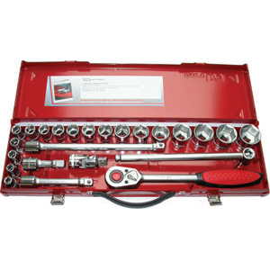 CHIAVI A BUSSOLA IN SERIE Contenuto 24 utensili.<br>Composizione:<br>17 bussole esagonali Art. 971 RM da mm: 10 - 11 - 12 - 13 - 14 - 15 - 16 - 17 - 18 - 19 - 21 - 22 - 24 - 27 - 28 - 30 - 32<br>1 riduzione a bussola per inserti, attacco quadro 1/2", attacco esagonale 5/16" Art. 971 RI<br>1 prolunga Art. 971 RA mm 75 <br>1 prolunga Art. 971 RD mm 125 <br>1 prolunga Art. 971 RE mm 250<br>1 snodo a cardano Art. 971 RG mm 65<br>1 leva scorrevole Art. 971 RF mm 250<br>1 leva a cricco con levetta, sgancio rapido, Art. 971 RSA mm 250.<br>Assortimento completo. sockets sets 971GE