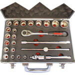 CHIAVI A BUSSOLA IN SERIE Contenuto 25 utensili.<br>Composizione:<br>20 bussole poligonali Art. 971 RLE mm 5/16 - 3/8 - 7/16 - 1/2 - 9/16 - 19/32 - 5/8 - 21/32 - 11/16 - 3/4 - 25/32 - 13/16 - 7/8 - 15/16 - 31/32 - 1 - 1.1/16 - 1.1/8 - 1.3/16 - 1.1/4<br>1 leva a cricco con levetta a sgancio rapido<br>2 prolunghe fisse da 5" - 10"<br>1 leva scorrevole<br>1 snodo a cardano<br>Assortimento completo. sockets  sets 971GPV