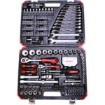 CHIAVI A BUSSOLA IN SERIE Contenuto 232 utensili.<br>Composizione:<br>11 bussole esagonali, attacco 1/2", da mm 15 - 16 - 17 - 19 - 20 - 21 - 22 - 24 - 27 - 30 - 32<br>9 bussole con impronta TORX, attacco 1/2", da E10 - 11 - 12 - 14 - 16 - 18 - 20 - 22 - 24<br>1 leva a cricco con levetta a sgancio rapido, attacco 1/2"<br>2 prolunghe fisse da mm 125 - 250, attacco 1/2"<br>1 bussola di maggiorazione da 3/8" a 1/2" con foro per prolunga<br>1 snodo a cardano, attacco 1/2"<br>13 bussole esagonali, attacco 1/4", da mm 4 - 4,5 - 5 - 5,5 - 6 - 7 - 8 - 9 - 10 - 11 - 12 - 13 - 14<br>5 bussole con impronta interna TORX, attacco 1/4", da E4 - 5 - 6 - 7 - 8<br>1 leva a cricco con levetta a sgancio rapido, attacco 1/4"<br>2 prolunghe fisse da mm 50 - 100, attacco 1/4"<br>1 leva scorrevole, attacco 1/4"<br>1 snodo a cardano, attacco 1/4"<br>1 adattatore a bussola per inserti, attacco quadro 1/2", attacco esagonale 5/6"<br>1 adattatore a bussola per inserti attacco quadro 1/4", attacco esagonale 1/4"<br>1 asta portabits con impugnatura bicomponente, attacco esagonale 1/4"<br>1 asta portabussole con impugnatura, attacco quadro 1/4"<br>109 inserti attacco 1/4" con impronta esagonale, a taglio, PH, PZ, TX, TXB, a due fori, a esagono con foro, XZN, TRI-WING, TORQUE<br>10 inserti attacco esagonale 1/4" (E 6,3) con esagono interno mm 5 - 5,5 - 6 - 7 - 8 - 9 - 10 - 11 - 12 - 13 <br>29 inserti attacco 5/16" con impronta a taglio, PH, PZ, TX, TXB<br>3 attacchi magnetici per bits attacco esagonale 1/4" da mm 60 - 80 - 120<br>8 chiavi per esagoni interni da mm 1,5 - 2 - 2,5 - 3 - 4 - 5 - 6 -8<br>8 chiavi per viti con impronta TORX da T9 - 10 - 15 - 20 - 25 - 27 - 30 - 40<br>12 chiavi combinate con teste a 15°, da mm  6 - 8 - 10 -11 -12 - 13 -14 -15 -16 -17 -18 -19<br>Assortimento completo. sockets  sets 971GTS