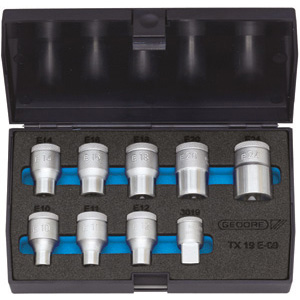 CHIAVI A BUSSOLA IN SERIE Per viti con impronta esterna TORX.<br>Contenuto 9 utensili.<br>Composizione:<br>8 bussole Art. 969 RT 1 - 10 - 11 - 12 - 14 -16 - 18 - 20 - 24<br>1 bussola Art. 981 GN<br>In cassetta.<br>Assortimento completo sockets sets 972GF 3