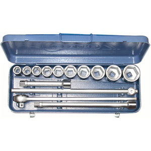 CHIAVI A BUSSOLA IN SERIE Contenuto 14 utensili.<br>Composizione:<br>10 bussole esagonali Art. 974 RA da mm 22 - 24 - 27 - 30 - 32 - 36 - 38 - 41 - 46 - 50<br>1 leva a cricco con quadro mm 510, Art. 974 RP + 974 RD<br>1 leva scorrevole Art. 974 RH mm 500<br>1 prolunga Art. 974 RE mm 200<br>1 prolunga Art. 974 RF mm 400<br>Assortimento completo. sockets sets 973G