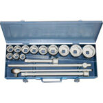 CHIAVI A BUSSOLA IN SERIE Contenuto 16 utensili.<br>Composizione:<br>12 bussole esagonali Art. 974 RA da mm 22 - 24 - 27 - 30 - 32 - 36 - 38 - 41 - 46 - 50 - 55 - 60<br>1 leva a cricco con quadro mm 510, Art. 974 RP + 974 RD<br>1 leva scorrevole Art. 974 RH mm 500<br>1 prolunga Art. 974 RE mm 200<br>1 prolunga Art. 974 RF mm 400<br>Assortimento completo. sockets  sets 974GS