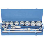 CHIAVI A BUSSOLA IN SERIE Contenuto 15 utensili.<br>Composizione:<br>10 bussole poligonali Art. 977 RB da mm 36 - 41- 46 - 50 - 55 - 60 - 65 - 70 - 75 - 80<br>1 testa a cricco con levetta, mm 810<br>1 testa scorrevole<br>1 leva per testa a cricco e testa scorrevole mm 700<br>1 prolunga Art. 977 RE mm 200<br>1 prolunga Art. 977 RF mm 400<br>Assortimento completo. sockets  sets 977G