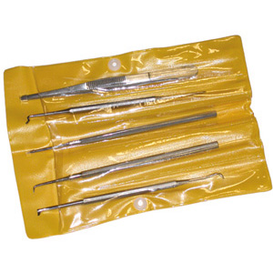 UTENSILI SPECIALI PER ANELLI O-RINGS IN ASSORTIMENTO Assortimento di 5 utensili:<br>- pinzetta con becchi zigrinati. Lunghezza mm 130; <br>- utensile perforante con punta per la rimozione di o-rings. Lunghezza mm 145;<br>- utensile con leva ad angolo per la rimozione di o-rings da cavità o punti recessi facendo leva dal fondo della cava. Lunghezza mm 140;<br>- utensile con leva a faccia piatta per l'installazione o la rimozione di o-rings da cave. Lunghezza mm 130;<br>- utensili premente/tirante, combinato con utensile a punta piatta diritta, per uso universale, che permette di agganciare, posizionare, spingere o tirare o-rings nella sede della cava. Lunghezza mm 130.<br>In pratica confezione e istruzioni d'uso. special tools for seals / O-rings set 9850F