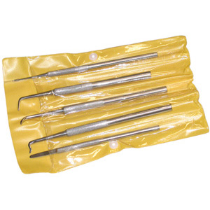 UTENSILI SPECIALI PER ANELLI O-RINGS IN ASSORTIMENTO Assortimento di 5 utensili:<br>- utensile perforante con punta per la rimozione di o-rings e guarnizioni. Lunghezza mm 160;<br>- utensile con leva ad angolo per la rimozione di o-rings e guarnizioni da cavità o punti recessi facendo leva dal fondo della cava. Lunghezza mm 145;<br>- utensile con leva a faccia piatta per l'installazione o la rimozione di o-rings e guarnizioni da cave. Lunghezza mm 160;<br>- utensile premente/tirante, per uso universale, che permette di agganciare, posizionare, spingere o tirare o-rings e guarnizioni nella sede della cava. Lunghezza mm 150;<br>- utensile a punta piatta diritta, per l'installazione o la rimozione di o-rings e guarnizioni collocati vicino alla superficie. Usabile anche come utensile di appoggio agli altri modelli quando si lavora con 2 utensili contemporaneamente. Lunghezza mm 135.<br>In pratica confezione e istruzioni d'uso. special tools for seals / O-rings set 9852F