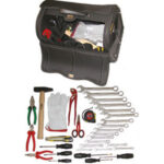 BORSE CON UTENSILI Composto di: 33 utensili<br>1 borsa Art. 2071 ZP<br>17 chiavi combinate fisse Art. 879 da mm 6-7-8-9-10-11-12-13-14-15-16-17-18-19-20-21-22<br>1 pinza universale Art. 320 G 180<br>1 pinza becchi lunghi Art. 250 B 160<br>1 pinza regolabile Art. 365 GE 240<br>1 tronchese Art. 569 da mm 160<br>1 forbice Art. 656 P<br>1 giravite Art. 1970 GE 75<br>1 giravite Art. 1970 GE 100<br>1 giravite Art. 1970 GE 125<br>1 giravite Art. 1970 GP - PH 0<br>1 giravite Art. 1970 GP - PH 1<br>1 giravite Art. 1970 GP - PH 2<br>1 martello Art. 2702 F 500<br>1 flessometro Art. 4141 DA 5<br>1 coltello Art. 5233 P<br>1 paio guanti Art. 3398 R 8<br>Assortimento completo. bags with tools 985GM
