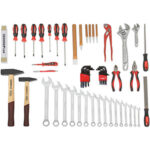 UTENSILI IN ASSORTIMENTO Composto di: 59 utensili.<br>16 chiavi combinate fisse Art. 874 GR mm 8-9-10-11-12-13-14-15-16-17-18-19-21-22-24-27<br>2 chiavi a rullino da mm 150 e 300<br>3 giraviti punta piana da mm 4 - 5,5 - 6,5<br>2 giraviti punta a croce PH Gr. 1-2<br>2 giraviti punta a croce PZ Gr. 1-2<br>1 pinza universale da mm 180<br>1 pinza regolabile Art. 365 GE 240<br>1 tronchese laterale da mm 160<br>2 martelli forma tedesca da g 300 e 800<br>6 utensili fra scalpelli, punteruolo, punzone (Ø 3-4-5), unghietta<br>1 giravite cercafase mm 145<br>9 chiavi per esag. interni in serie da mm 1,5-2-2,5-3-4-5-6-8-10<br>9 chiavi per viti con impronta TORX in serie da T 10-15-20-25-27-30-40-45-50 <br>2 lime per meccanica fine piatta e tonda da mm 310<br>1 punta in metallo duro per tracciare mm 150<br>1 doppio metro in legno da m 2<br>Assortimento completo. tools sets 985G 1