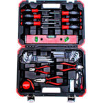 VALIGIE CON UTENSILI PER USO UNIVERSALE Composto di: 43 utensili<br>1 pinza universale mm 180<br>1 pinza becchi mezzotondi lunghi mm 200<br>1 tronchese mm 160<br>1 coltello universale con 4 lame di ricambio<br>10 lame sciolte per coltello universale<br>1 giravite a taglio mm 3x75<br>3 giraviti a taglio con superficie battente mm 4x75, 5,5x100, 6,5x125<br>2 giraviti a croce PH con superficie battente gr. 1 e 2<br>9 chiavi per esag. interni con sfera mm 1,5 - 2 - 2,5 - 3 - 4 - 5 - 6 - 8 - 10, tipo lungo<br>9 chiavi per viti con impronta TORX T10 - 15 - 20 - 25 - 27 - 30 - 40 - 45 - 50<br>1 flessometro da mm 5<br>1 livella con magnete sulla base mm 300<br>Assortimento completo. tolls in cases 986GC