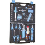 VALIGIE CON UTENSILI PER USO UNIVERSALE Composto di: 49 utensili<br>1 valigia Orig. Gedore<br>1 martello g 300<br>11 chiavi combinate mm 6 7 8 10 11 12 13 14 15 17 19<br>3 giraviti taglio diritto mm 4 5,5 6,5<br>2 giraviti taglio a croce Gr. 1 e 2<br>1 giravite provacircuiti<br>1 leva a cricco con levetta da 1/2"<br>9 chiavi a bussola esag. mm 10 11 12 13 14 15 17 19 22<br>2 prolunghe mm 125-250<br>1 snodo<br>1 pinza regolabile da mm 250<br>1 pinza multiuso da mm 180<br>1 tronchese laterale da mm 160<br>8 chiavi per esag. interni mm 2 2,5 3 4 5 6 8 10<br>1 coltello per elettricisti <br>6 scalpelli, unghietta, punzone, punteruolo, cacciaspine<br>Assortimento completo. tolls in cases 986GE