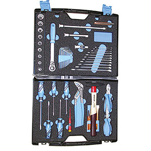 VALIGIE CON UTENSILI PER USO UNIVERSALE Composto di: 49 utensili<br>1 valigia Orig. Gedore<br>1 martello g 300<br>11 chiavi combinate mm 6 7 8 10 11 12 13 14 15 17 19<br>3 giraviti taglio diritto mm 4 5,5 6,5<br>2 giraviti taglio a croce Gr. 1 e 2<br>1 giravite provacircuiti<br>1 leva a cricco con levetta da 1/2"<br>9 chiavi a bussola esag. mm 10 11 12 13 14 15 17 19 22<br>2 prolunghe mm 125-250<br>1 snodo<br>1 pinza regolabile da mm 250<br>1 pinza multiuso da mm 180<br>1 tronchese laterale da mm 160<br>8 chiavi per esag. interni mm 2 2,5 3 4 5 6 8 10<br>1 coltello per elettricisti <br>6 scalpelli, unghietta, punzone, punteruolo, cacciaspine<br>Assortimento completo. tolls in cases 986GE