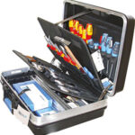 VALIGIE CON UTENSILI PER ELETTRICISTI E SERVIZIO ASSISTENZA Composto di 87 utensili:<br>1 valigia Orig. Gedore<br>16 utensili in cassetta Art. 941 G<br>10 chiavi Art. 862 G da mm 5 5,5 6 7 8 9 10 11 12 13<br>4 chiavi Art. 870 G da mm 14x17 18x19 21x23 22x24<br>9 chiavi Art. 914 G da mm 2 2,5 3 4 5 6 7 8 10<br>4 giraviti isolati VDE taglio diritto da mm 3,5 4 5,5 6,5<br>2 giraviti isolati VDE taglio a croce PH 1 e 2<br>2 giraviti accorciati da mm 5,5 e PH 1<br>2 giraviti taglio a croce PZD 1 e 2 <br>3 giraviti a leva da mm 5,5 8 e PH 1+2 <br>1 pinza isolata universale da mm 180 <br>1 tronchese isolato VDE da mm 200 <br>1 pinza isolata VDE becchi mezzotondi da mm 160 <br>1 pinza isolata VDE spelafili <br>1 pinza isolata VDE becchi piatti da mm 160 <br>1 pinza regolabile da mm 250 <br>1 chiave a rullino da mm 250<br>1 forbice isolata<br>1 coltello per elettricisti<br>1 seghetto<br>10 lame per detto<br>1 punteruolo<br>1 flessometro da m 3<br>1 punta per tracciare<br>1 giravite cercafase<br>1 martello da g 100<br>1 martello da g 300<br>3 scalpelli da mm 175-200-200 (con doppio tagliente)<br>1 punzone da mm 2<br>1 punteruolo automatico<br>1 saldatore + 3 accessori<br>Assortimento completo. tolls in cases 986GE 6
