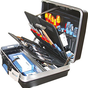 VALIGIE CON UTENSILI PER ELETTRICISTI E SERVIZIO ASSISTENZA Composto di 87 utensili:<br>1 valigia Orig. Gedore<br>16 utensili in cassetta Art. 941 G<br>10 chiavi Art. 862 G da mm 5 5,5 6 7 8 9 10 11 12 13<br>4 chiavi Art. 870 G da mm 14x17 18x19 21x23 22x24<br>9 chiavi Art. 914 G da mm 2 2,5 3 4 5 6 7 8 10<br>4 giraviti isolati VDE taglio diritto da mm 3,5 4 5,5 6,5<br>2 giraviti isolati VDE taglio a croce PH 1 e 2<br>2 giraviti accorciati da mm 5,5 e PH 1<br>2 giraviti taglio a croce PZD 1 e 2 <br>3 giraviti a leva da mm 5,5 8 e PH 1+2 <br>1 pinza isolata universale da mm 180 <br>1 tronchese isolato VDE da mm 200 <br>1 pinza isolata VDE becchi mezzotondi da mm 160 <br>1 pinza isolata VDE spelafili <br>1 pinza isolata VDE becchi piatti da mm 160 <br>1 pinza regolabile da mm 250 <br>1 chiave a rullino da mm 250<br>1 forbice isolata<br>1 coltello per elettricisti<br>1 seghetto<br>10 lame per detto<br>1 punteruolo<br>1 flessometro da m 3<br>1 punta per tracciare<br>1 giravite cercafase<br>1 martello da g 100<br>1 martello da g 300<br>3 scalpelli da mm 175-200-200 (con doppio tagliente)<br>1 punzone da mm 2<br>1 punteruolo automatico<br>1 saldatore + 3 accessori<br>Assortimento completo. tolls in cases 986GE 6
