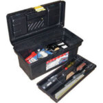 CASSETTE E BAULI CON UTENSILI 35 utensili in cassetta in polipropilene Art. 2084 N:<br>9 chiavi in serie Art. 914 GC/9 da mm 1,5 2 2,5 3 4 5 6 8 10<br>8 chiavi in serie Art. 872 GB da mm 6x7 8x9 10x11 12x13 14x15 16x17 18x19 20x22<br>1 pinza universale Art. 330 A da mm 180 <br>1 pinza a becchi mezzotondi Art. 250 B da mm 160 <br>1 tronchese Art. 569 da mm 160<br>1 pinza regolabile Art. 365 GE 240<br>1 forbice Art. 656 A <br>1 giravite Art. 1970 GA da mm 75<br>1 giravite Art. 1970 GA da mm 100<br>1 giravite Art. 1970 GE da mm 150<br>1 giravite Art. 1970 GP - PH 1<br>1 giravite Art. 1970 GP - PH 2<br>1 giravite cercafase Art. 1907 GA<br>1 martello Art. 2702 F da g 200<br>1 coltello Art. 662<br>1 doppiometro Art. 4141<br>1 seghetto Art. 2642<br>1 pinzetta Art. 146 P da mm 160<br>1 tenaglia Art. 626 G da mm 180<br>1 paio guanti Art. 3398 R 8<br>Assortimento completo. boxes with tools 987