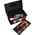 CASSETTE E BAULI CON UTENSILI 53 utensili in baule in polipropilene Art. 2085 R:<br>12 chiavi in serie Art. 872 GD da mm 6x7 8x9 10x11 12x13 14x15 16x17 18x19 20x22 21x23 24x27 25x28 30x32<br>9 chiavi in serie Art. 914 GC/9 da mm 1,5 2 2,5 3 4 5 6 8 10<br>1 pinza universale Art. 332 GE da mm 180 <br>1 pinza a becchi mezzotondi Art. 250 GE da mm 200 <br>1 tronchese Art. 569 GE da mm 160 <br>1 pinza regolabile Art. 365 GE 240<br>1 forbice Art. 656 A <br>1 giravite Art. 1970 GA da mm 100 <br>1 giravite Art. 1970 GE da mm 150 <br>1 giravite Art. 1970 GP - PH 1 <br>1 giravite Art. 1970 GP - PH 2 <br>1 giravite cercafase Art. 1907 GA <br>1 martello Art. 2702 F da g 300<br>1 coltello Art. 662<br>1 doppiometro Art. 4141<br>1 seghetto Art. 2642<br>1 dz. lame Art. 2643 GA<br>1 coltello Art. 5231 G<br>1 tenaglia Art. 626 G da mm 180<br>1 pinzetta Art. 146 P da mm 160<br>1 trivelllino Art. 4540 G da mm 5<br>1 punteruolo Art. 2998 G<br>6 lime in serie Art. 2349 G da poll. 8<br>1 paio guanti Art. 3398 R 8<br>1 raspa Art. 2442 da poll. 8 1/2D<br>1 manico Art. 2448x120<br>1 scalpello Art. 2935 GA da mm 250<br>1 oliatore Art. 3407 P<br>1 cesoia Art. 672 Gx200<br>Assortimento completo. boxes with tools 987A 5