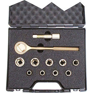 UTENSILI DI SICUREZZA ANTISCINTILLA Bussole e giunzioni con attacco quadro da 1/2" (mm 12,7). Assortimento in valigetta in materiale plastico.<br>Contenuto 11 utensili.<br>Composizione:<br>9 bussole esagonali Art. 9924 10 - 11 - 13 - 14 - 15 - 17 - 19 - 22 - 24<br>1 prolunga Art. 9930 mm 100<br>1 leva a cricco Art. 9926 mm 250<br>Assortimento completo. safety hand tools 9924 120