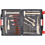 UTENSILI DI SICUREZZA ANTISCINTILLA Assortimento di utensili in valigetta in materiale plastico con divisorio.<br>Contenuto 28 utensili.<br>Composizione:<br>12 chiavi fisse Art. 9916 da mm  6x7 - 8x9 - 10x11 - 12x13 - 14x15 - 16x17 - 18x19 - 20x22 - 21x23 - 24x27 - 25x28 - 30x32<br>1 pinza universale da mm 200<br>1 pinza regolabile Art. 9904<br>1 tronchese con taglienti laterali da mm 165<br>1 giratubi Art. 9931 T 1.1/2<br>2 chiavi a rullino da mm 200 - 300<br>2 martelli di tipo tedesco da g 500 - 1000<br>2 giraviti punta piana  mm 100x4,5 - 150x8<br>2 giraviti punta a croce PH 1 - 2<br>2 scalpelli Art. 9944 da mm 200 - 300<br>1 spatola Art. 9958 50<br>1 spazzola Art. 9960 safety hand tools 9984